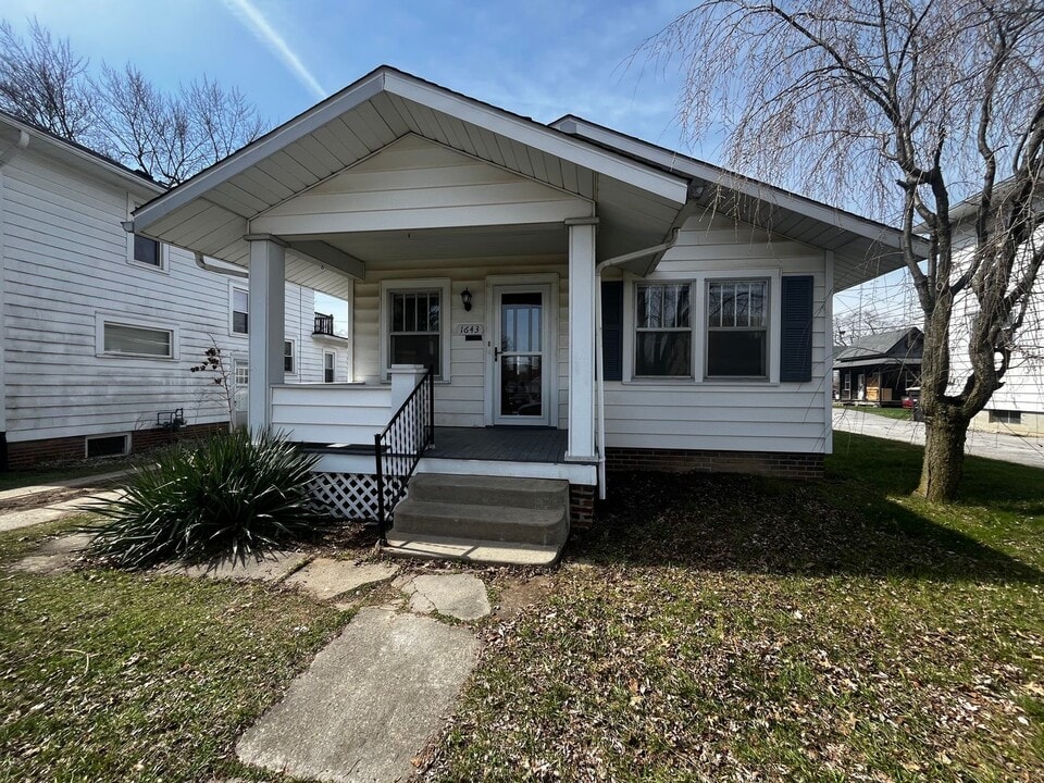 1643 Hinton Dr in Fort Wayne, IN - Building Photo