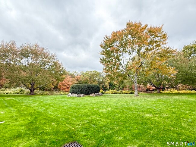 129 Rowayton Woods Dr in Norwalk, CT - Building Photo - Building Photo