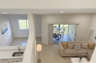 9215 SW 141st Pl in Miami, FL - Foto de edificio - Building Photo