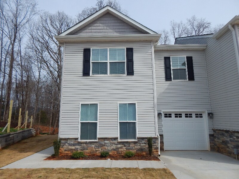 233 Marshland Ln in Greer, SC - Building Photo