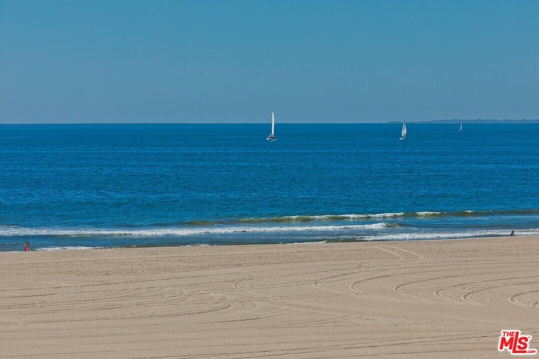 2707 Ocean Front Walk in Los Angeles, CA - Building Photo