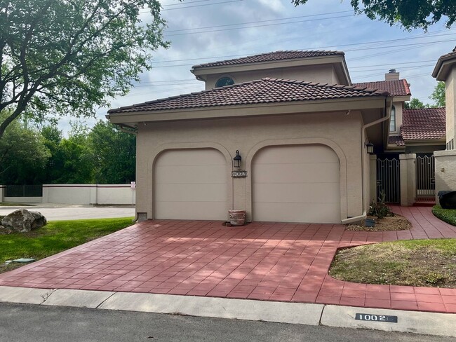 1002 La Tierra in San Antonio, TX - Building Photo - Building Photo