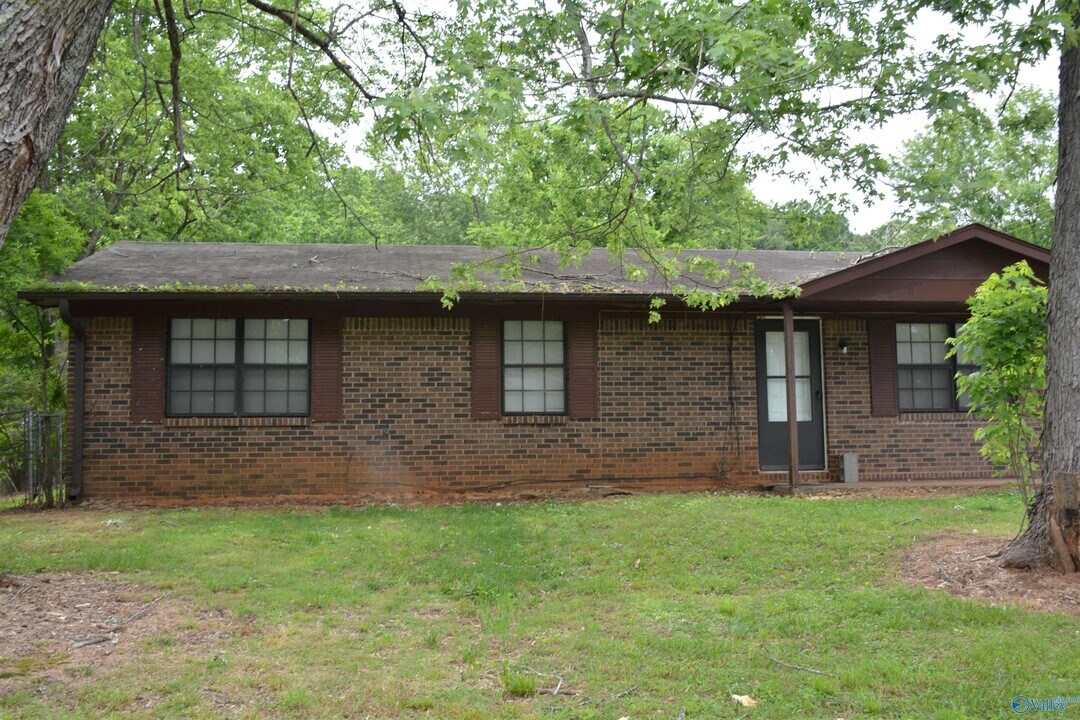 6231 Maywick Dr NW in Huntsville, AL - Building Photo