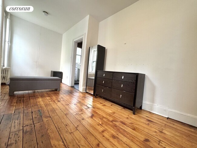 327 W 18th St in New York, NY - Building Photo - Building Photo