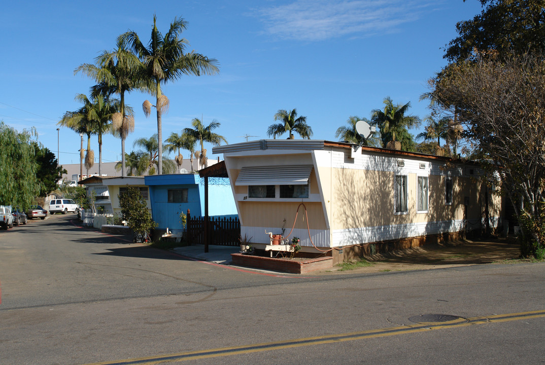 235 W Aviation Rd in Fallbrook, CA - Building Photo