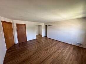343 W Newhall Ave. (8 Unit) in Waukesha, WI - Building Photo - Interior Photo