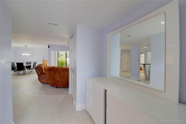 323 Ives Dairy Rd in Miami, FL - Building Photo - Building Photo