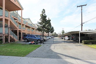 South Broadway Apartments in Santa Ana, CA - Building Photo - Building Photo