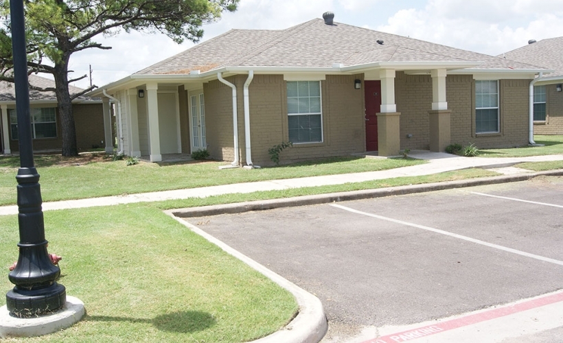 Magnolia Plaza Apartments in Navasota, TX - Building Photo