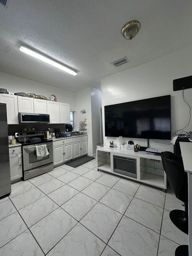 1269 NW 31st St in Miami, FL - Building Photo - Building Photo