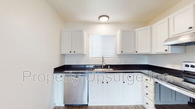 3980 Churn Crk Rd in Redding, CA - Foto de edificio - Building Photo