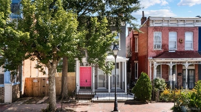 property at 904 W Clay St