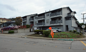 694 Roberts Rd in Pacifica, CA - Building Photo - Building Photo