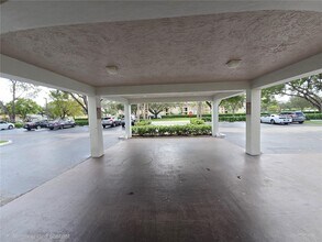8735 Ramblewood Dr in Coral Springs, FL - Foto de edificio - Building Photo