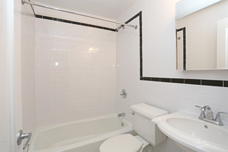 809-811 Madison Ave in New York, NY - Foto de edificio - Interior Photo