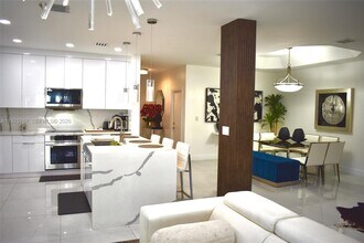 6763 NW 107th Pl in Doral, FL - Foto de edificio - Building Photo