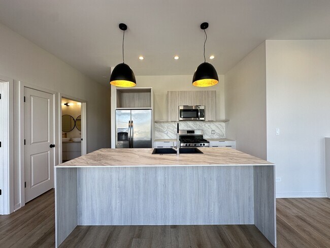 6340 W Belmont Ave, Unit 201 in Chicago, IL - Building Photo - Building Photo