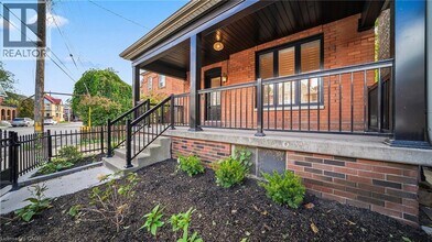 708 Wilson St in Hamilton, ON - Building Photo - Building Photo