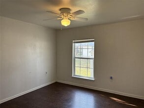 102 W Elm St in Edgewood, TX - Building Photo - Building Photo