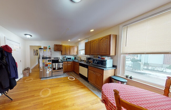 235 Freeman St, Unit 1 in Brookline, MA - Foto de edificio - Building Photo