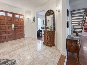 557 Susan Constant Dr in Virginia Beach, VA - Foto de edificio - Building Photo