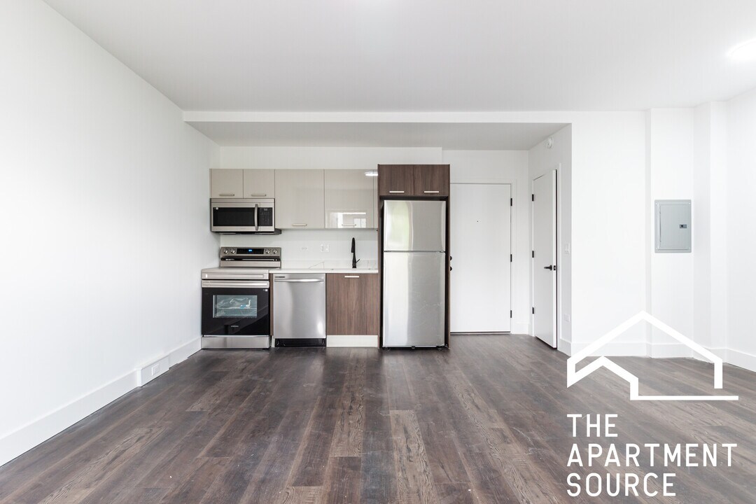 1555 W Hollywood Ave in Chicago, IL - Building Photo