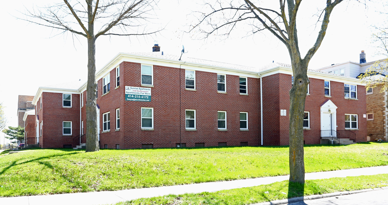 Sunrise Apartments in Milwaukee, WI - Building Photo