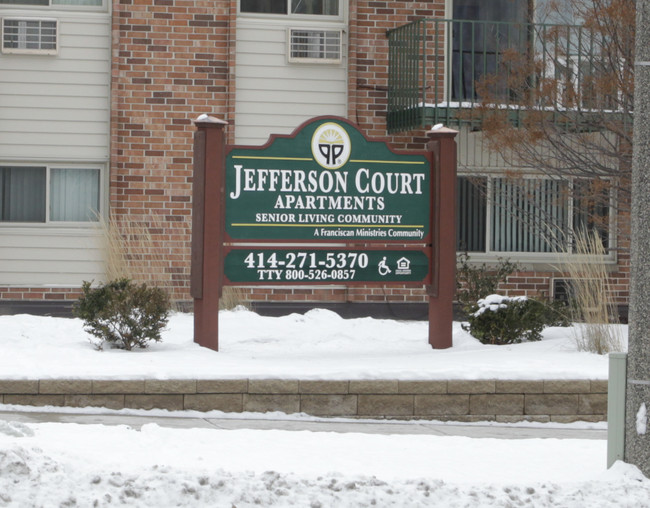 Jefferson Court Apartments in Milwaukee, WI - Foto de edificio - Building Photo