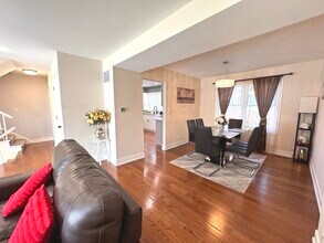 2210 Clifton Pl in Hoffman Estates, IL - Building Photo - Building Photo