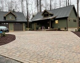 18 Twisted Birch Dr in Hendersonville, NC - Building Photo