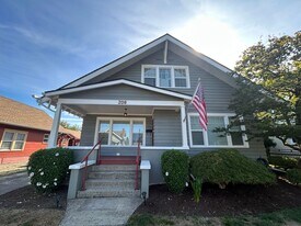 208 N Washington Ave in Centralia, WA - Building Photo