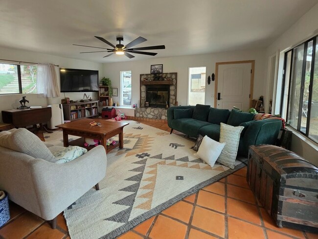 2029 Willow Glen Rd in Fallbrook, CA - Foto de edificio - Building Photo