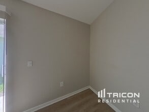 5852 Lake Front Dr in Wesley Chapel, FL - Building Photo - Building Photo