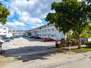 Savannah Apartments in Hialeah, FL - Building Photo - Building Photo