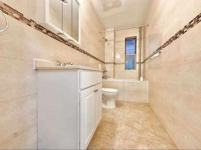 Furnished room/NOT APARTMENT in Brooklyn, NY - Foto de edificio - Building Photo