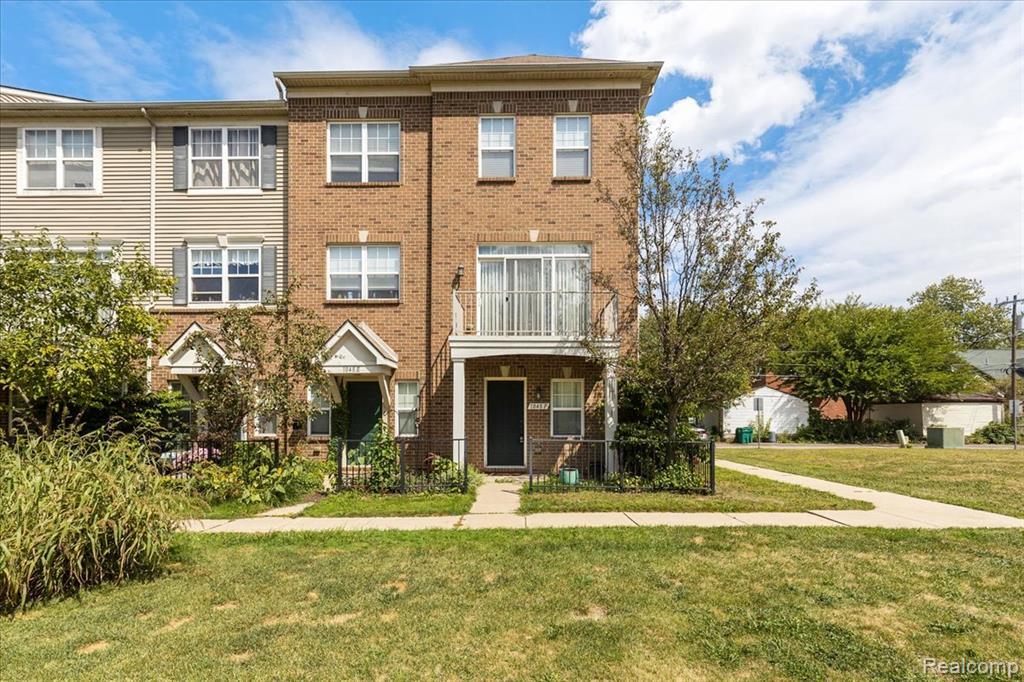 1048 Lakepointe St in Grosse Pointe Park, MI - Building Photo
