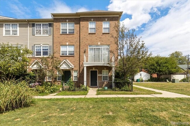 property at 1048 Lakepointe St