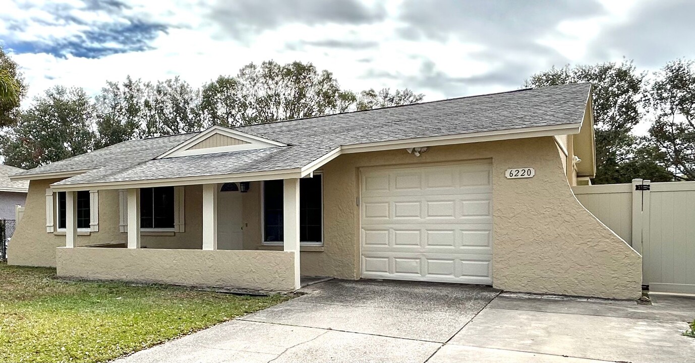 6220 99th Cir N in Pinellas Park, FL - Building Photo