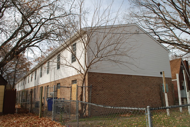 Alexander Place Apartments in Norfolk, VA - Building Photo - Building Photo