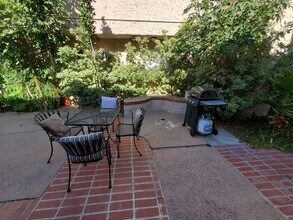 5461 Kester Ave, Unit 201 in Los Angeles, CA - Foto de edificio - Building Photo