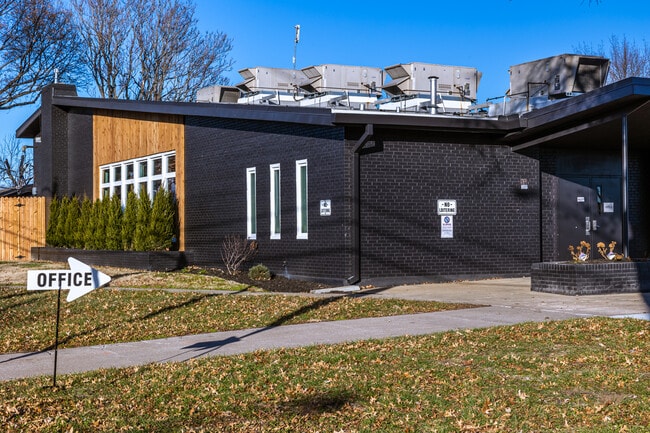 Blacklark Apartments in Kansas City, KS - Foto de edificio - Building Photo