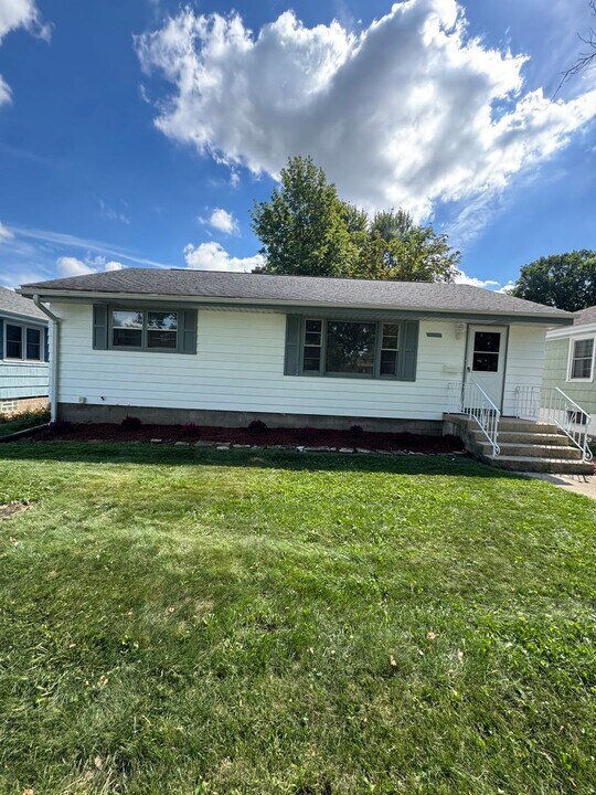 17917 Chicago Ave in Lansing, IL - Building Photo