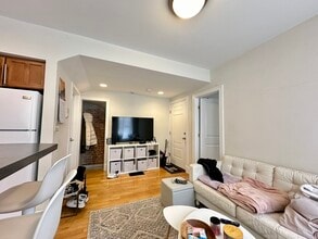 836 Huntington Ave, Unit 1 in Boston, MA - Foto de edificio - Building Photo