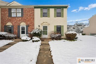 8 Marsh Ct in Lawrence Township, NJ - Building Photo