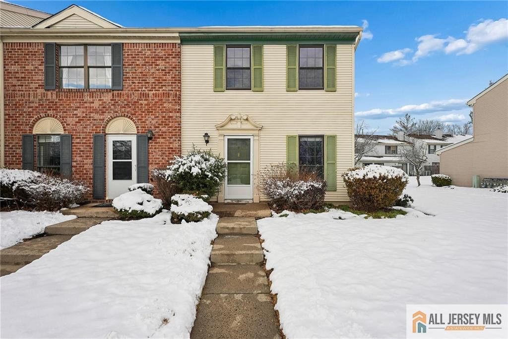 8 Marsh Ct in Lawrence Township, NJ - Foto de edificio