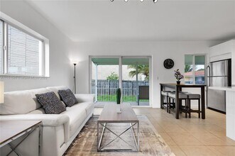 1021 NW 23rd Ave-Unit -0 in Miami, FL - Foto de edificio - Building Photo