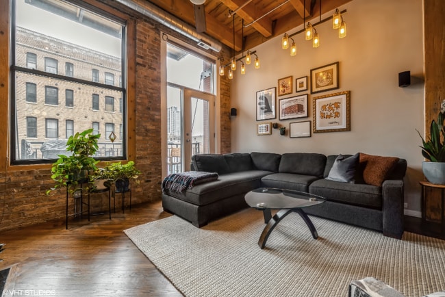 616 W Fulton St, Unit 218 in Chicago, IL - Foto de edificio - Building Photo