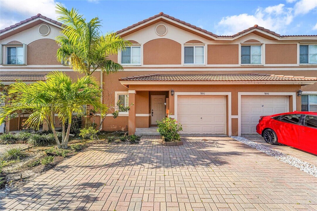 9840 NW 19th Pl in Sunrise, FL - Building Photo