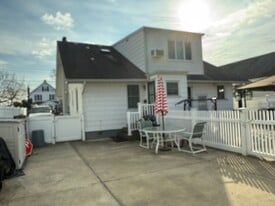 1977 Miller Pl, Unit 2 in Merrick, NY - Building Photo