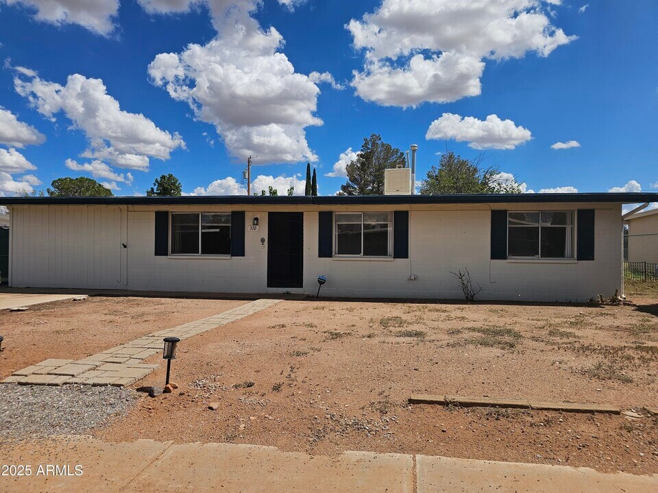 310 2nd St in Huachuca City, AZ - Building Photo
